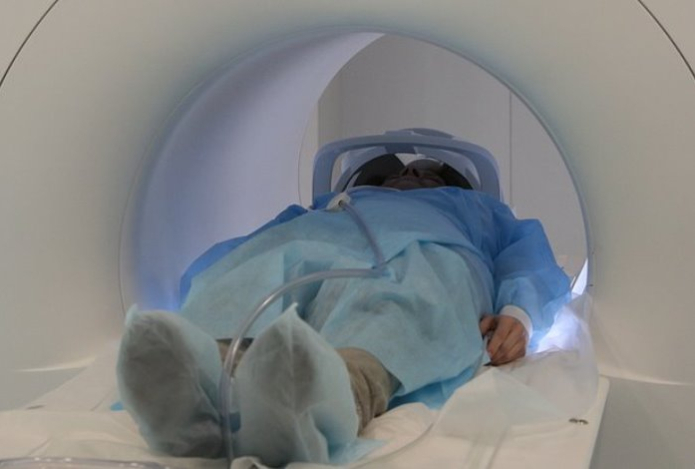 Мужчина ударился мизинцем о стул и сломал шею