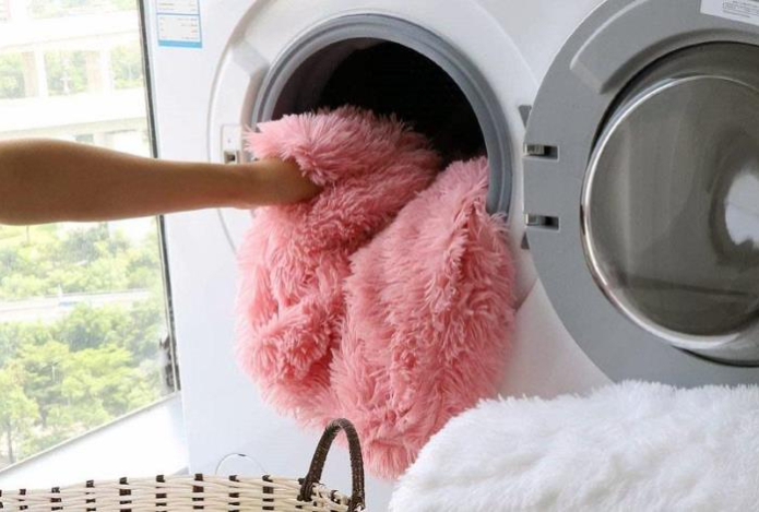 Почему пледы после стирки становятся жёсткими — разбираем основные ошибки