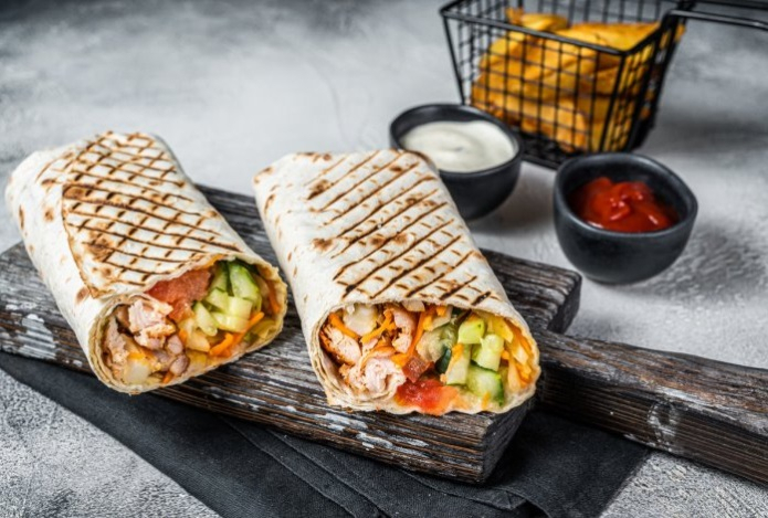 Врач рассказала, при каких заболеваниях нельзя есть шаурму