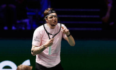 Александр Бублик показал милый жест сопернику в Париже.Фото