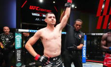 Быстрый нокаут решил судьбу главного боя турнира UFC. Видео