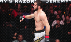 Махачева «финишировали» в бою за титул чемпиона UFC