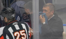 Судье разбили до крови лицо шайбой в матче «Металлург» — «Барыс». Видео