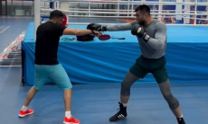 Баходир Джалолов показал подготовку к бою с непобеждённым нокаутером. Видео