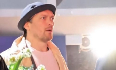 «Салам алейкум!». Александр Усик прилетел в Узбекистан. Видео