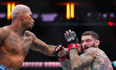 Второй номер дивизиона Шавката Рахмонова улетел в быстрый нокаут на UFC 322. Видео