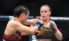 Видео полного боя Валентина Шевченко — Чжан Вэйли с разгромом на UFC 322