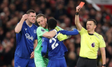 Конфликт одноклубников во время матча АПЛ закончился удалением. Видео