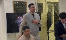 Казахстанские боксеры пришли домой к Баходиру Джалолову. Видео