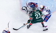 Матч топовых команд КХЛ начался жестким поединком между фанатами с участием бойца UFC. Видео