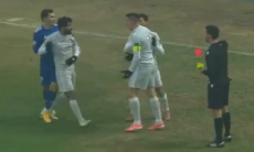 Чемпион Казахстана устроил разборки с одноклубниками во время матча в Узбекистане. Видео