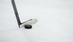 Во время матча в России умер хоккеист