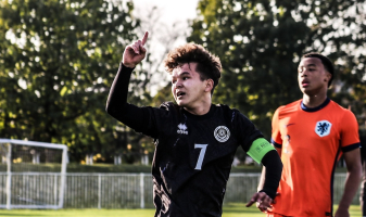 Пятью голами и удалением обернулся матч Нидерланды — Казахстан в отборе на Евро по футболу