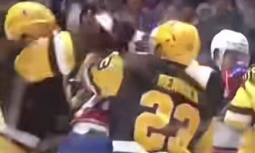 Хоккеист сборной Казахстана устроил драку в дебютном матче в США. Видео