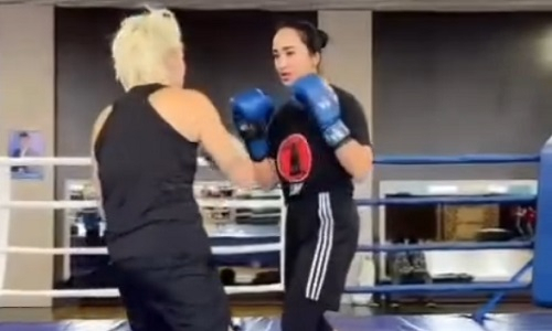 Известная российская певица встретилась в ринге со звездой бокса из Казахстана. Видео