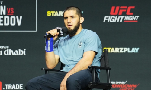 Ислам Махачев появился на публике с ножом перед боем за титул UFC