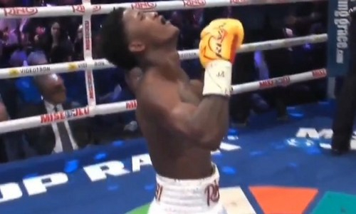 Нокаутом завершился бой непобеждённого боксёра. Видео