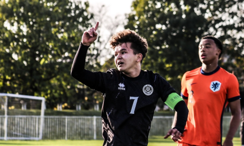 Пятью голами и удалением обернулся матч Нидерланды — Казахстан в отборе на Евро по футболу