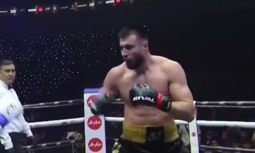 Баходир Джалолов нокаутировал непобеждённого боксёра с 14 победами. Видео