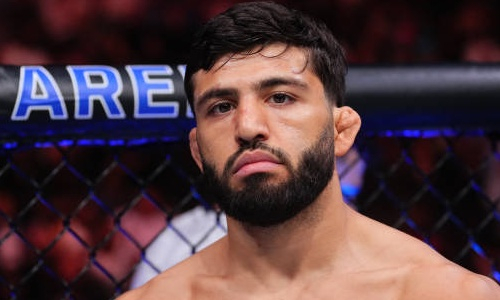 «Финиширует его в партере». В России назвали победителя боя Царукян — Хукер