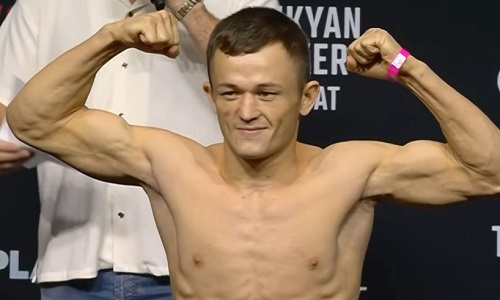 Казахстанский боец прошел взвешивание и дуэль взглядов с Топурией. Видео