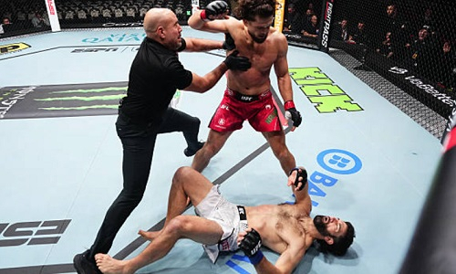 Глухим нокаутом закончился бой турнира UFC с участием двух казахстанцев. Видео