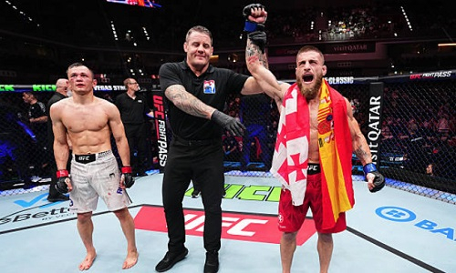 Опубликованы судейские записки боя казахстанца с Топурией в UFC
