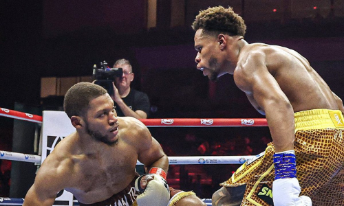 Боксёр с рекордом 33-0 победил чемпиона мира и взял титул в новом весе