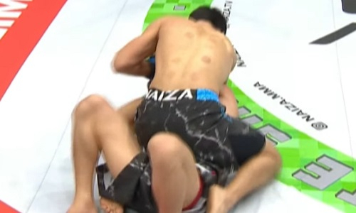 Зверским нокаутом в первом раунде закончился бой непобежденного казахстанца. Видео