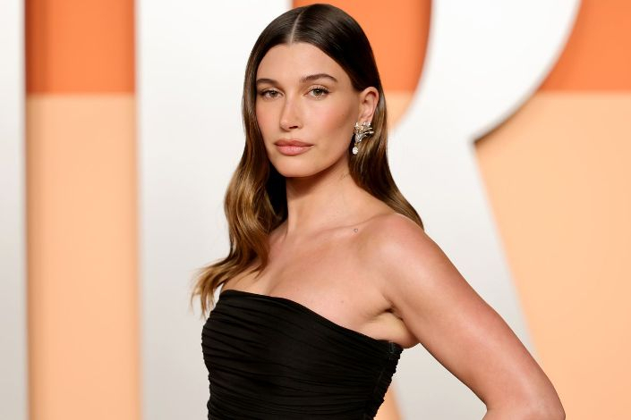 Хейли Бибер произвела фурор выходом в роскошном кожаном платье