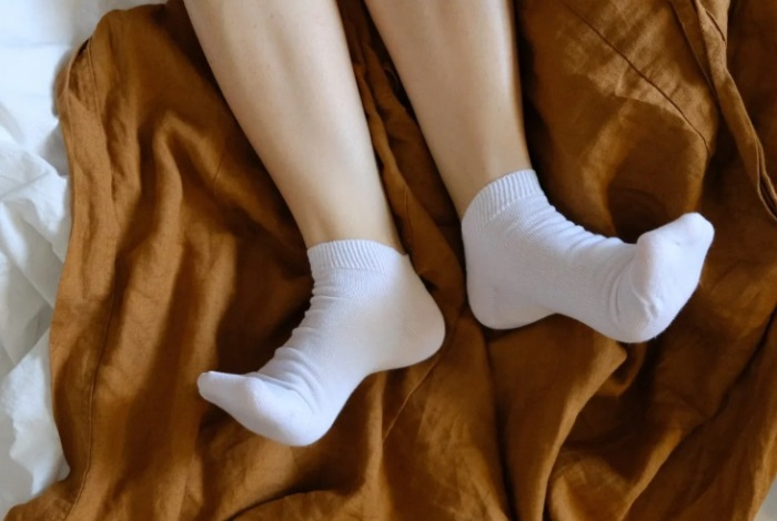 Почему лучше не спать босиком — только в носках