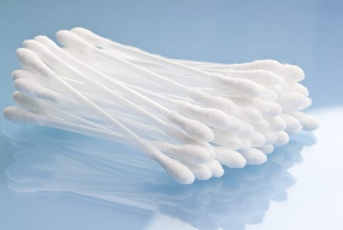 Врач ответила, опасно ли чистить уши ватными палочками