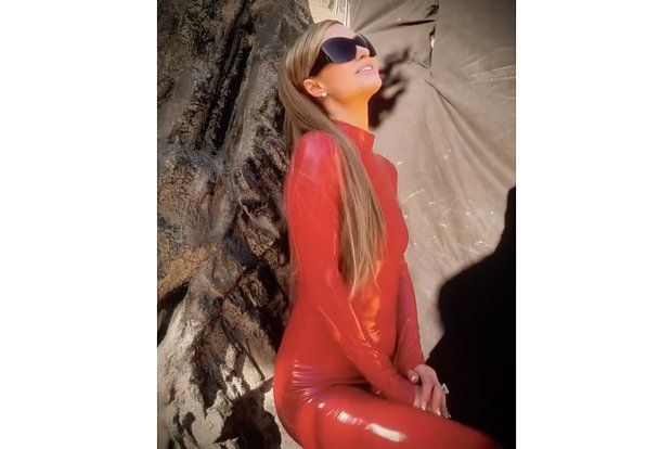 Пэрис Хилтон повторила культовый образ Бритни Спирс из нулевых. Фото