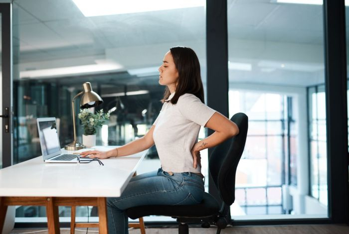 Остеопат назвал четыре главных симптома защемления седалищного нерва