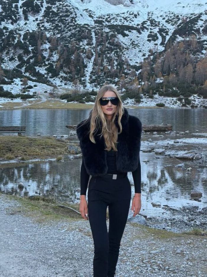 Роузи Хантингтон-Уайтли показала идеальную фигуру в облегающем образе. Фото