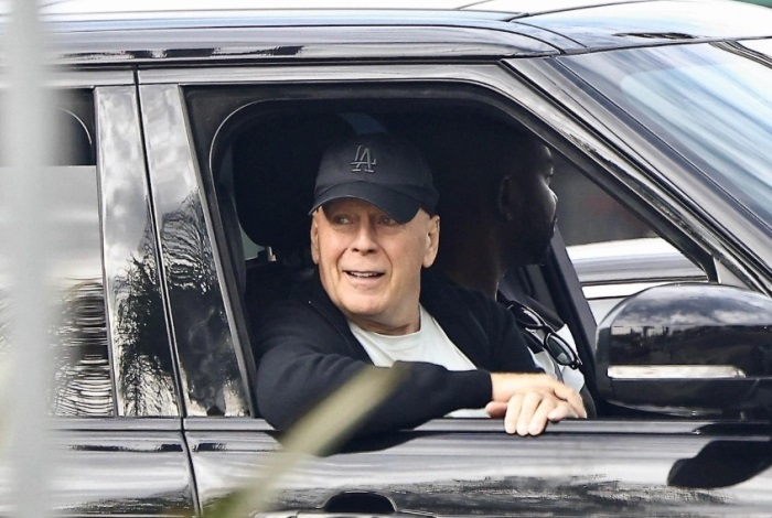 Брюса Уиллиса впервые за долгое время заметили на прогулке в Лос-Анджелесе