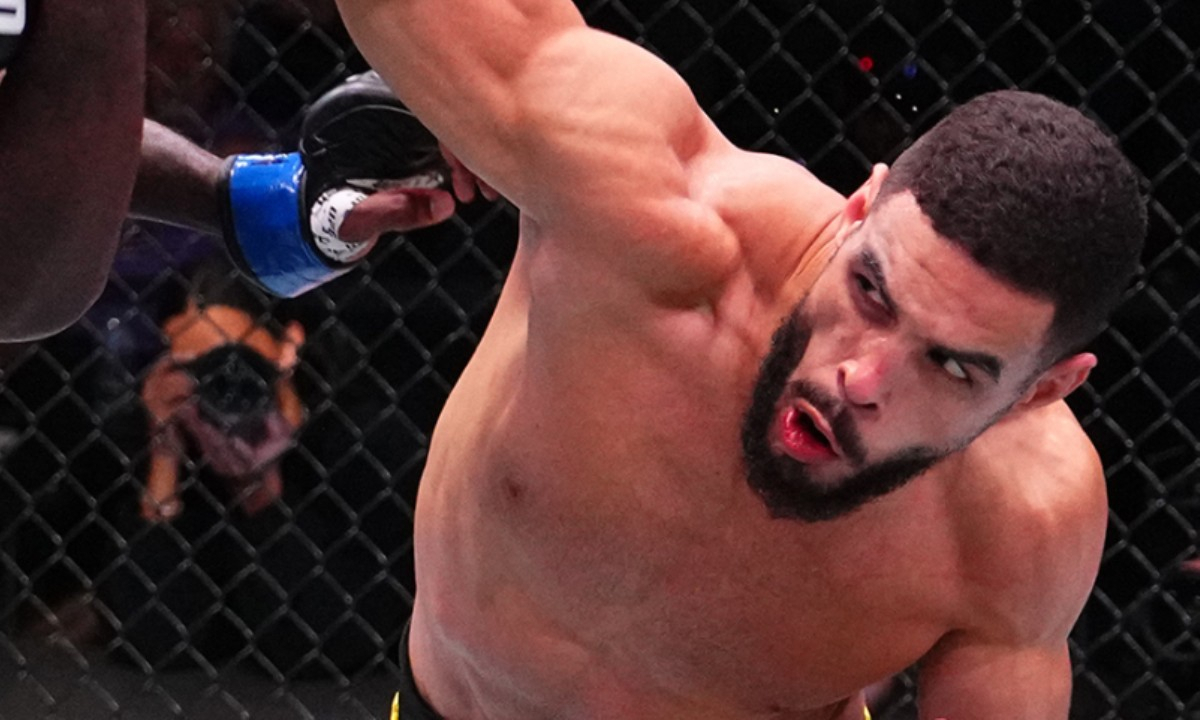 Главный бой турнира UFC в весе Шавката Рахмонова обернулся тяжелым нокаутом. Видео