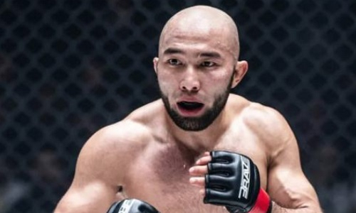 Неожиданным исходом закончился бой казахстанца в престижном промоушне