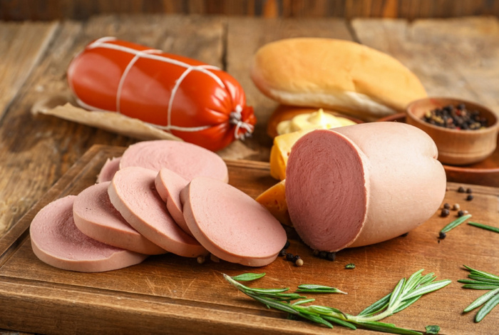 Врач раскрыл пугающие факты о составе колбасы