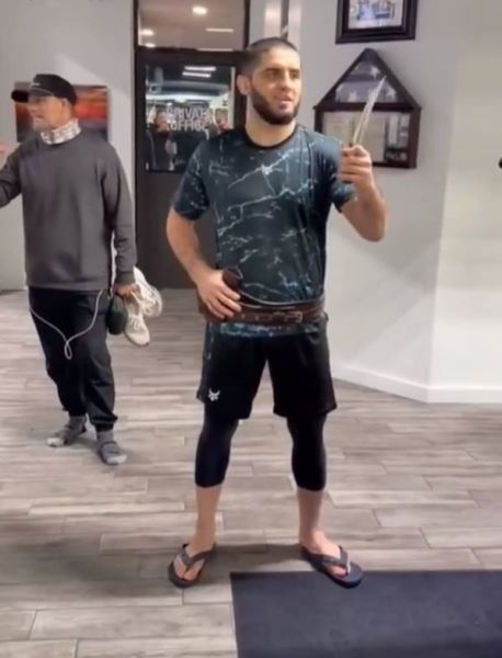 Ислам Махачев появился на публике с ножом перед боем за титул UFC