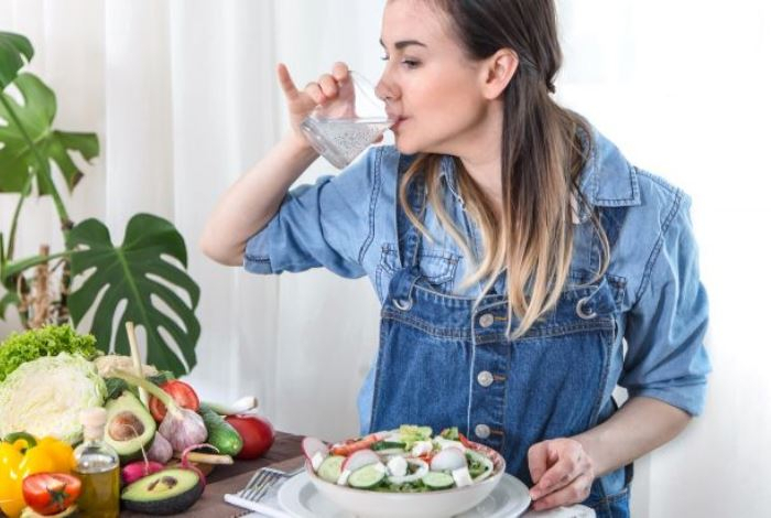 Можно ли пить воду во время еды