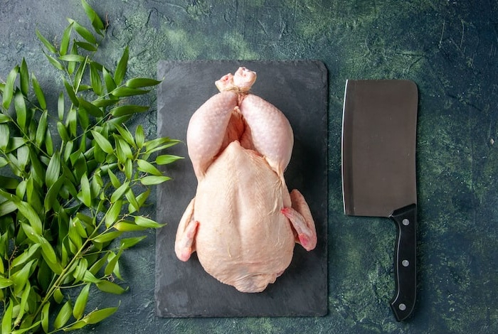 Мытье сырой курицы оказалось смертельно опасным
