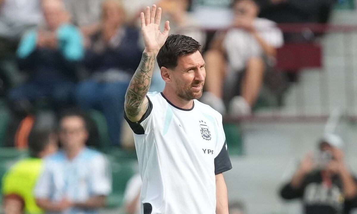 Испанский клуб «представил» Лионеля Месси и отдал 10 номер. Фото