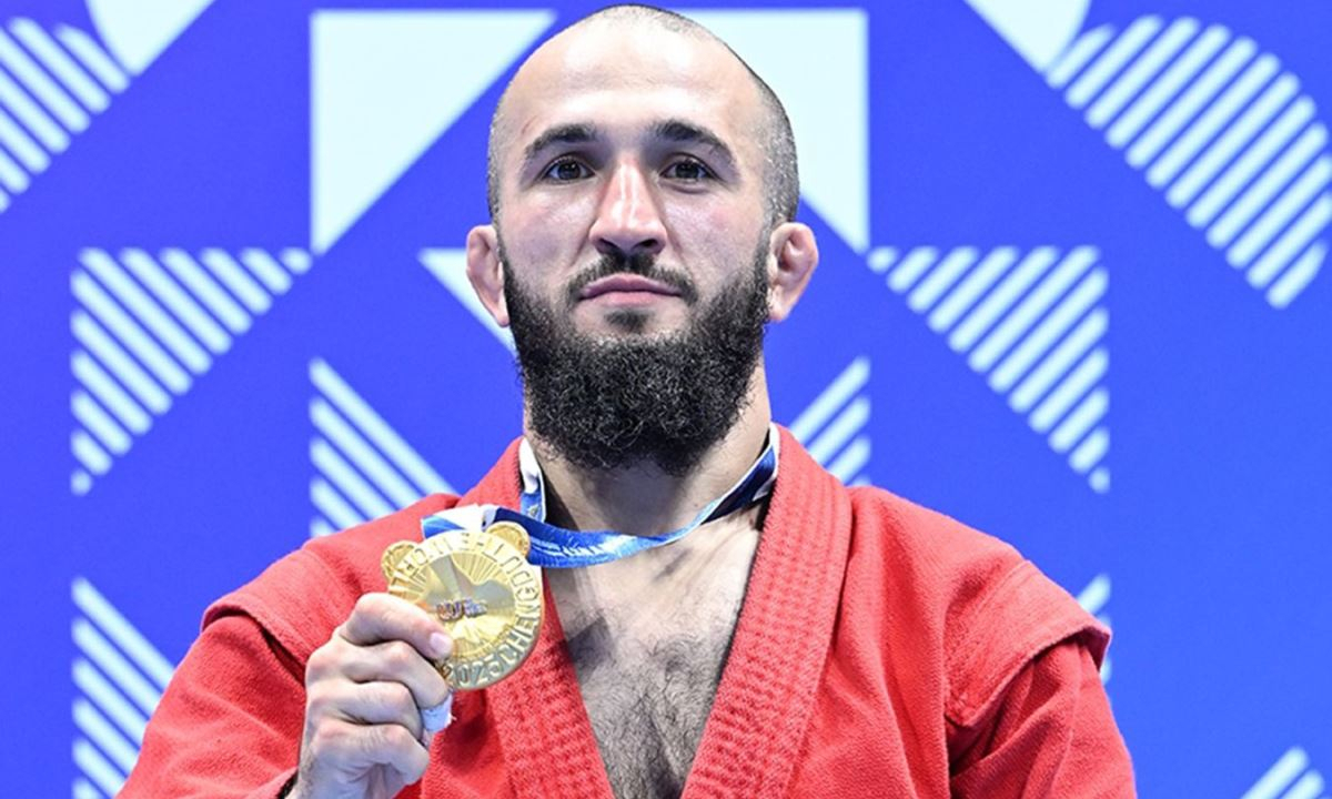 Кадыров забрал золотую медаль у чемпиона мира из России