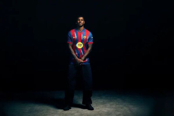 «Барселона» представила комплект формы, посвящённый «Реалу»