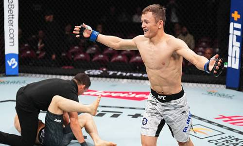 Казахстанца признали фаворитом боя с Топурией в UFC