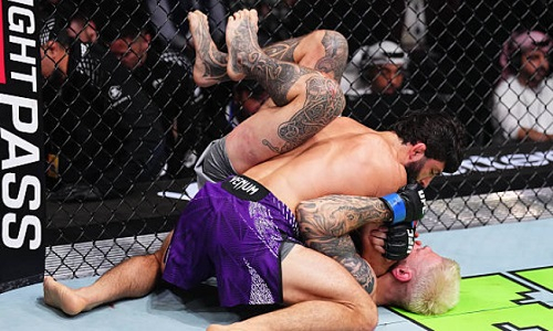 Досрочно закончился главный бой Царукян — Хукер в UFC