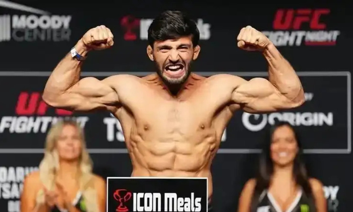 UFC выбрал трех соперников для Армана Царукяна