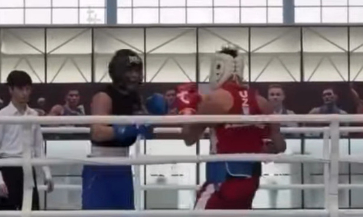 Боксер сборной Казахстана обескуражил чемпиона Олимпиады из Узбекистана. Видео