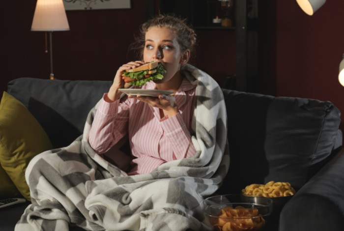 Диетолог поставила точку в споре, вредно ли есть перед телевизором